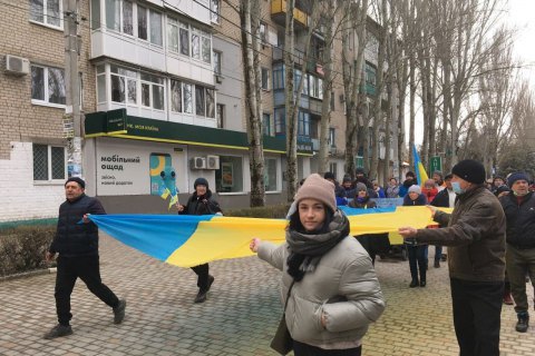 In Kherson region, people march with Ukrainian symbols and patriotic posters