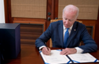 Biden signs US budget for 2023 with 45 billion for Ukraine