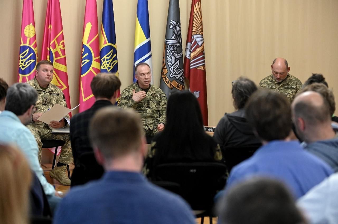 Oleksandr Syrskyy (center) during a press conference
