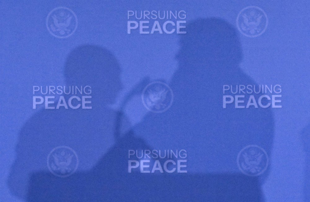  Silhouettes of the US and Russian presidents during their meeting in Anchorage, 15 August 2025.