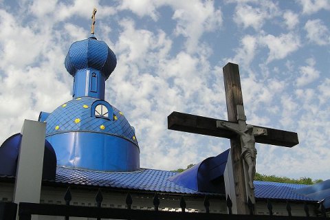 Militants threaten to seize Kyiv-run churches