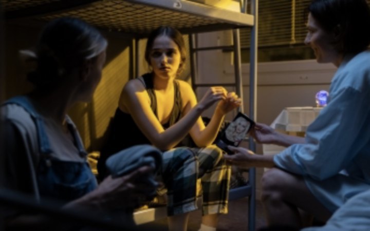 Queer Drama ‘Black Shawl’ About Ukrainian Refugees Wins Two Awards at Cinema Femme Short Film Festival