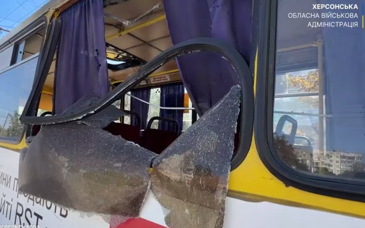Russians Strike Minibus, Car and Public Transport Stop in Kherson (Updated)