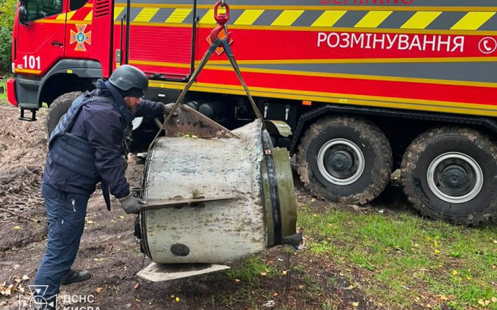 Kyiv Emergency Service Sappers Remove Iskander-M Debris Near Residential High-Rises