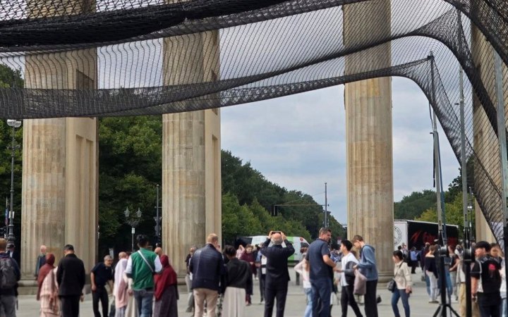 Protective netting installed near Brandenburg Gate to highlight Ukraine’s need for air defence systems