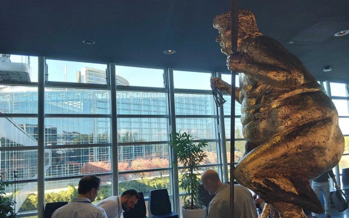 ‘Orange Plague’: Naked Trump Statue Installed Inside European Parliament Building