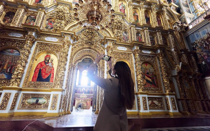 MAGA blogger Laura Loomer visits site of Russian strike on Kyiv Pechersk Lavra