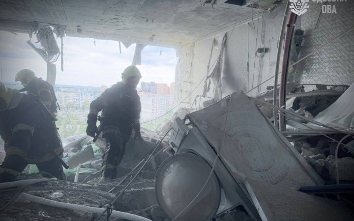 Two Injured as Russians Strike Odesa in Morning Attack