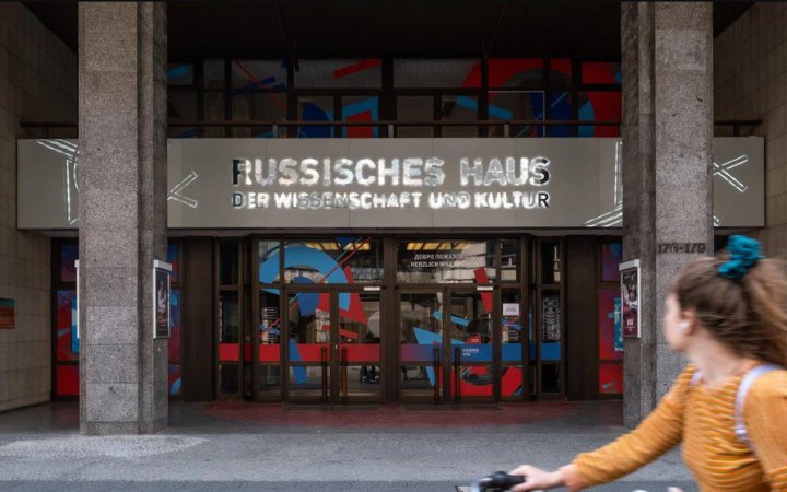 Berlin Sees Rallies Over Decision to Close ‘Russian House’