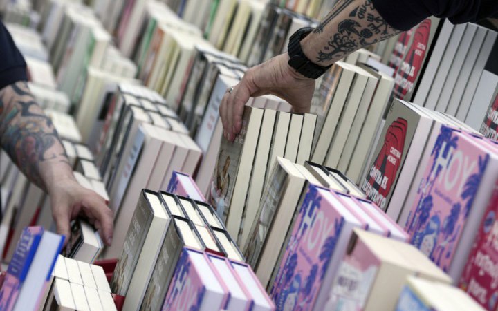 Singapore to Pay People to Read Books, The Guardian Reports