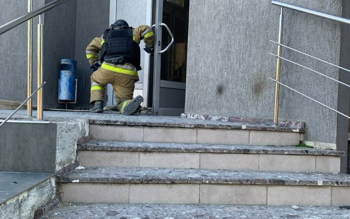 Enemy Drone Damages Ukrposhta Branch in Mykolaiv, One Injured