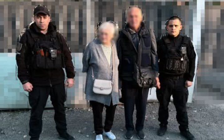 Police Evacuate Elderly Couple From Kherson Region