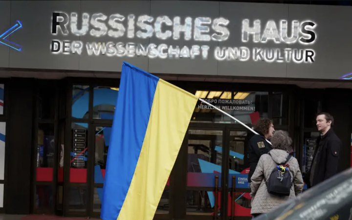 Performance Protest With Moving Boxes Planned Outside Russian House in Berlin
