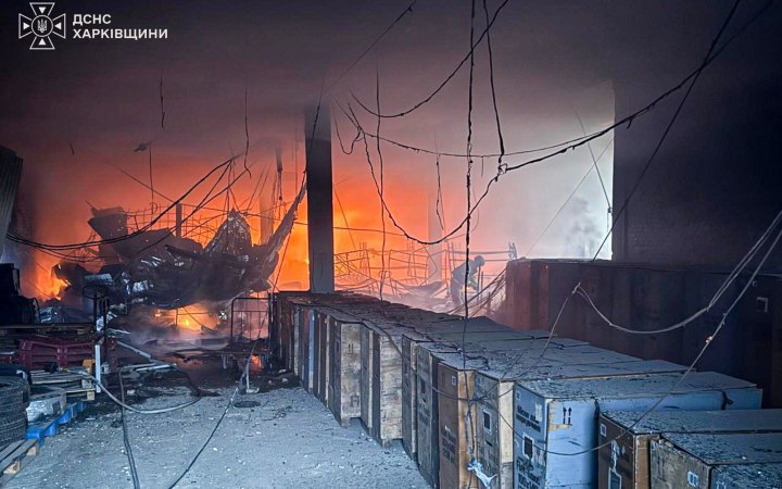 Russia strikes Izyum in Kharkiv Region with guided bombs, postal terminal catches fire