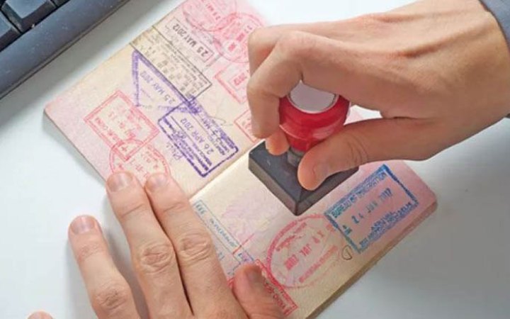 Germany Urges EU to Sharply Cut Tourist Visas for Russians