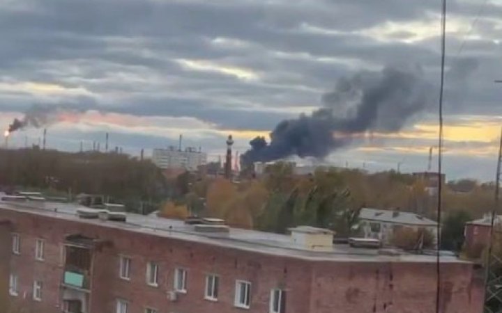 Zelenskyy Says Ukhta and Omsk Refineries Hit, With One Target 1,900km Away