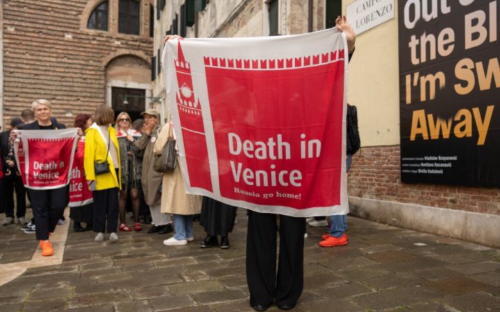 Baltic states’ pavilions hold solidarity march for Ukraine at Venice Biennale