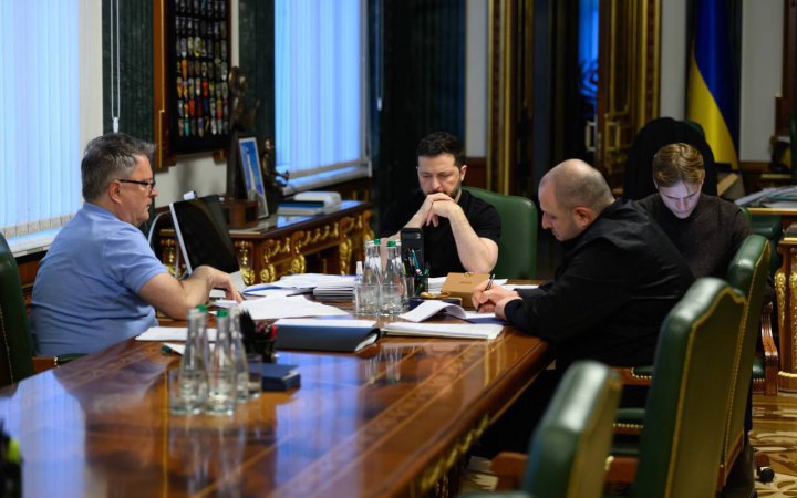 Zelensky Holds Talks With Trump Representatives