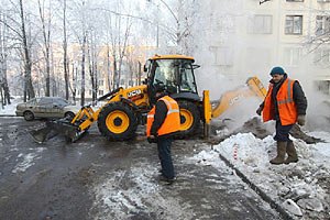 Азаров: на качественные дороги денег нет 