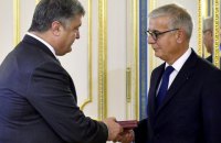 Порошенко вручил орден французскому сенатору