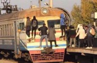 Киевляне заблокировали движение городской электрички из-за часового опоздания