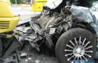На Броварском проспекте в Киеве микроавтобус, разворачиваясь через двойную сплошную, травмировал трех человек