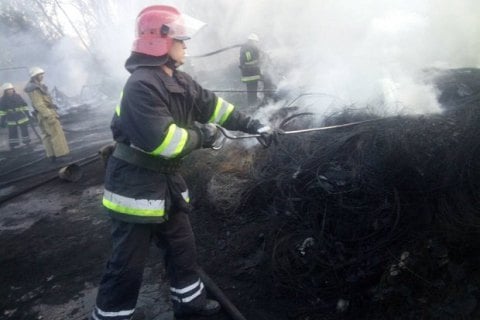 В промзоне в Черкассах горели старые автопокрышки (обновлено)