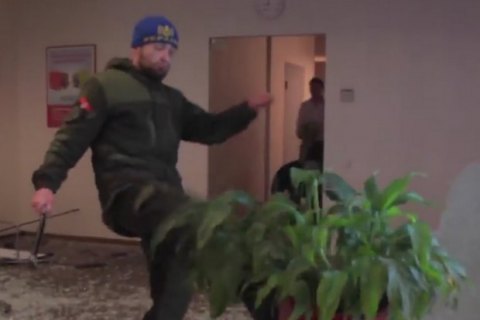 Суд отпустил участника погрома в Альфа-банке под домашний арест