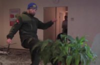 Суд отпустил участника погрома в Альфа-банке под домашний арест