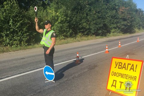 Пьяный парень на мотоцикле врезался в прохожих в Сумской области, женщина погибла