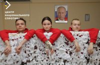 Росіяни змушують дітей на ТОТ плести маскувальні сітки для окупантів