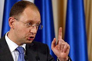 Яценюк отправляет Азарова на пенсию в 764 гривни