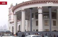 На входе в метро "Вокзальная" просела колонна
