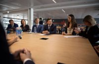 Зеленский рассказал французским стартаперам о красивых женщинах в Украине