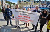 Киевляне не пустили строительную технику на "Воздвиженку"