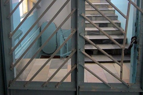 Экс-милиционер, из-за которого подозреваемый выпрыгнул с 4 этажа райотдела, получил 4 года тюрьмы