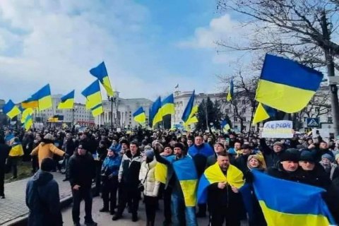 Херсон: росіяни лишаються в місті, люди шукають їжу