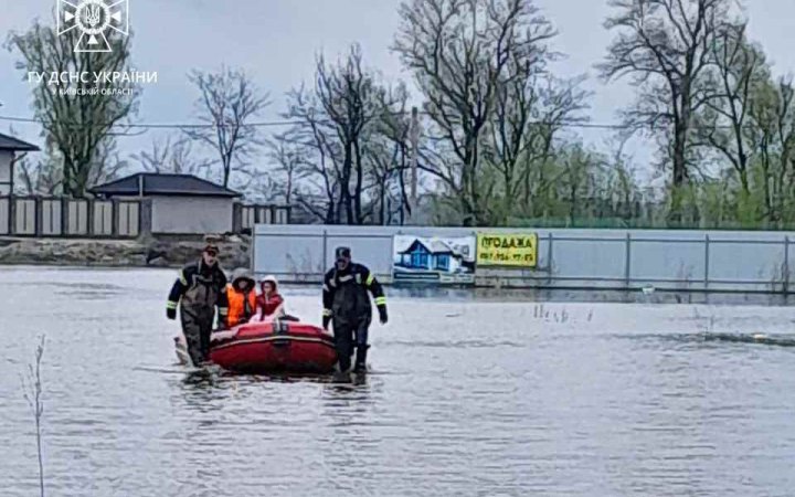 На Київщині рятувальники надають допомогу громадянам, що опинились в зоні підтоплення 