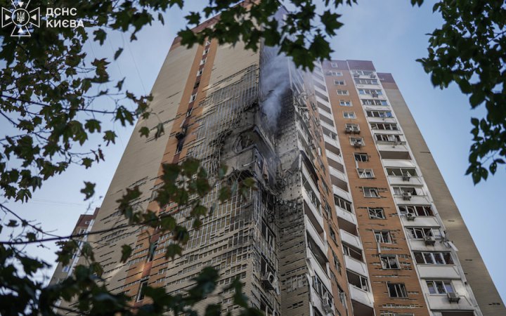Російський дрон влучив у багатоповерхівку в Дарницькому районі Києва (оновлено)