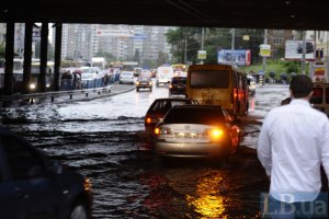 Гроза парализовала движение на киевских улицах
