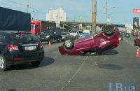 У Києві на Петрівці в результаті ДТП Ford перекинувся на дах і врізався у відбійник