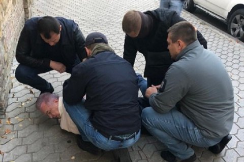 У Києві затримали шахрая, який за $150 тисяч "продавав" зв'язки в Офісі президента