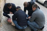 ​В Киеве задержали мошенника, который за $150 тыс. "продавал" связи в Офисе президента