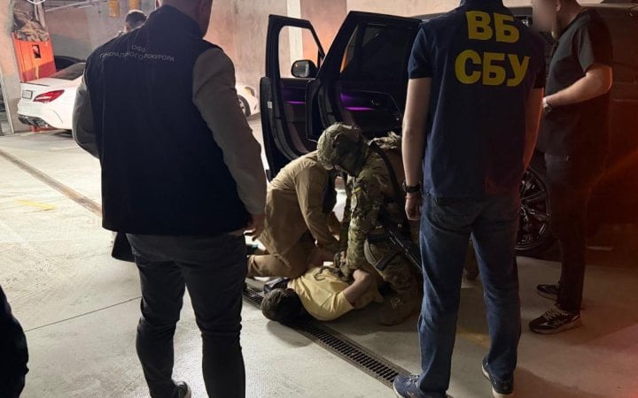 Працівника СБУ затримали на хабарі 34 тисячі доларів за схему фіктивного бронювання
