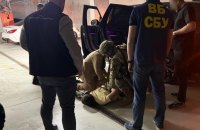 Працівника СБУ затримали на хабарі 34 тисячі доларів за схему фіктивного бронювання