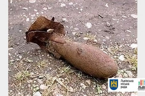 Во Львове в центральном парке обнаружили артснаряд