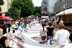 В Луцке создали вышитый рушник длиной 630 м