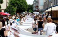 В Луцке создали вышитый рушник длиной 630 м
