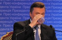 Янукович пьет минеральную воду по 25 гривен за бутылку