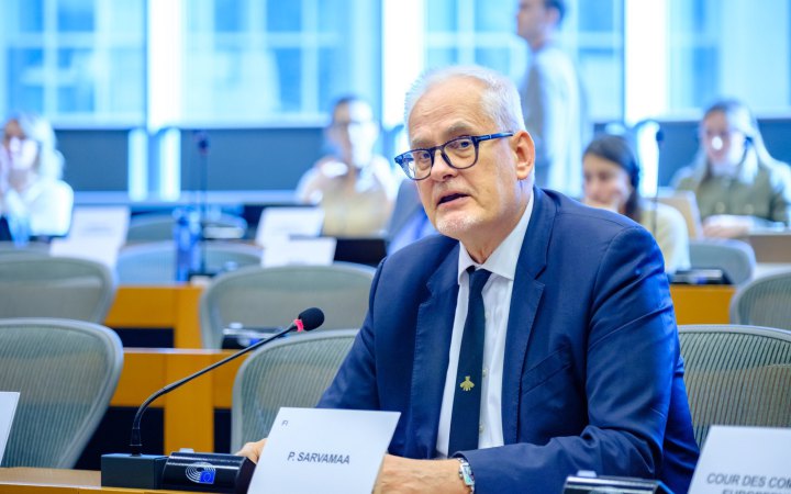Депутат Європарламенту зібрав підписи під петицією, щоб "позбавити Орбана права голосу"